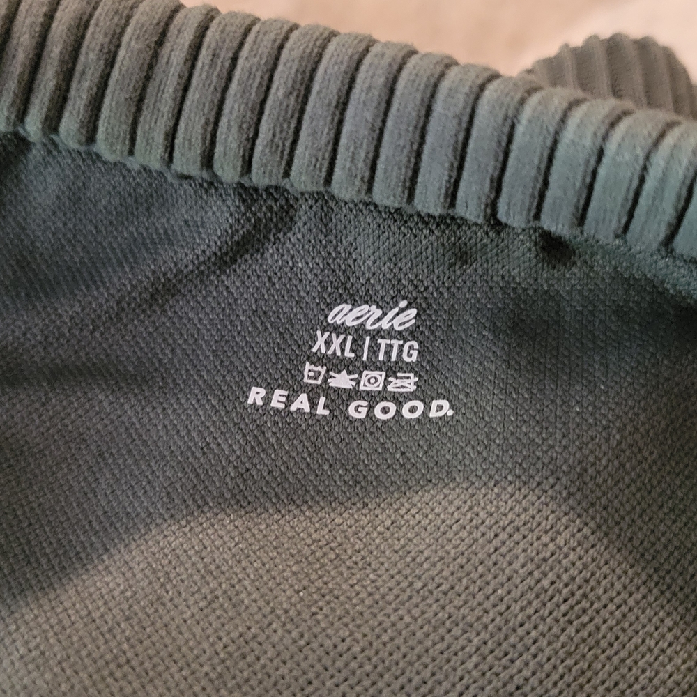 Three (3) Cropped & Ribbed Tank Tops - Picture 4 of 8